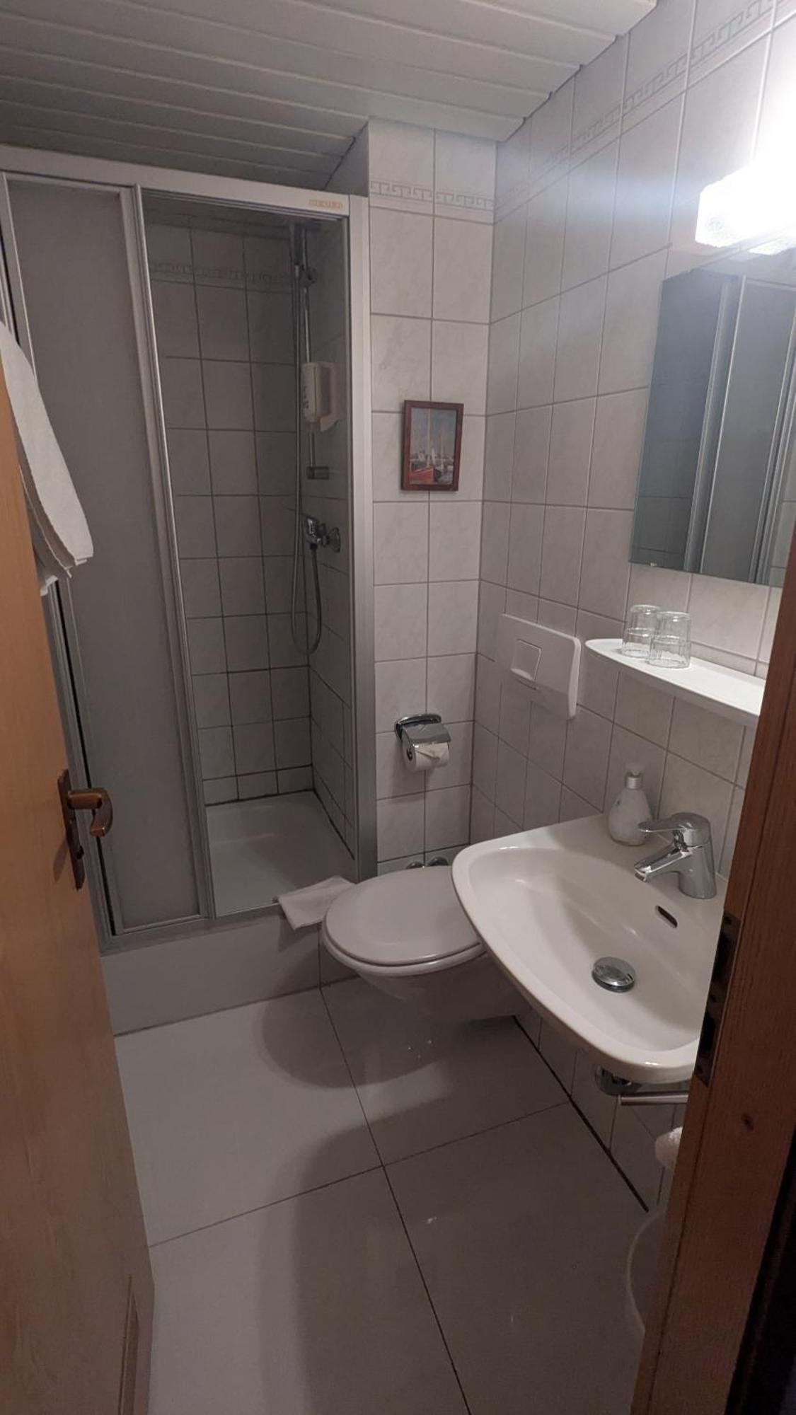 Gasthof Hotel Rose Obereisenheim Rum bild
