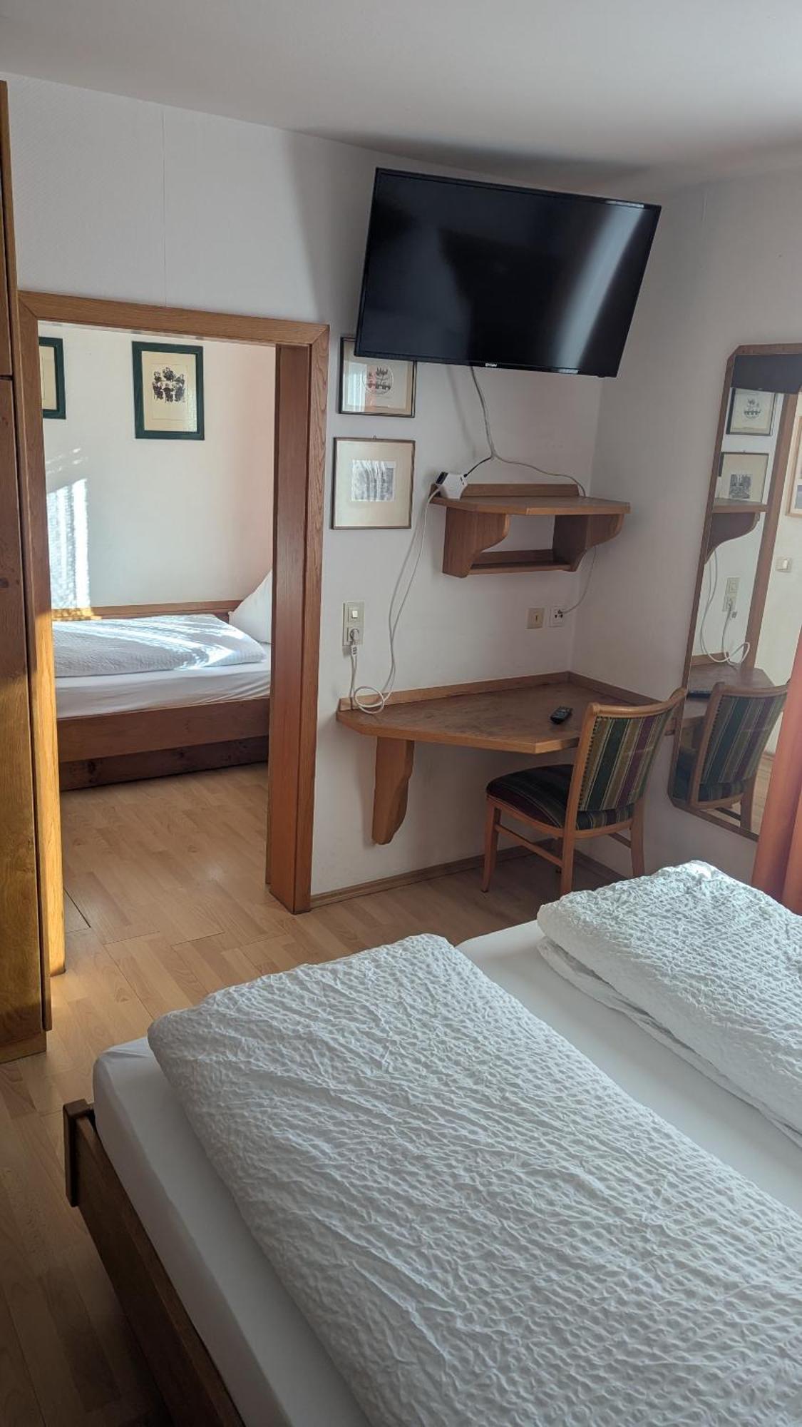 Gasthof Hotel Rose Obereisenheim Rum bild