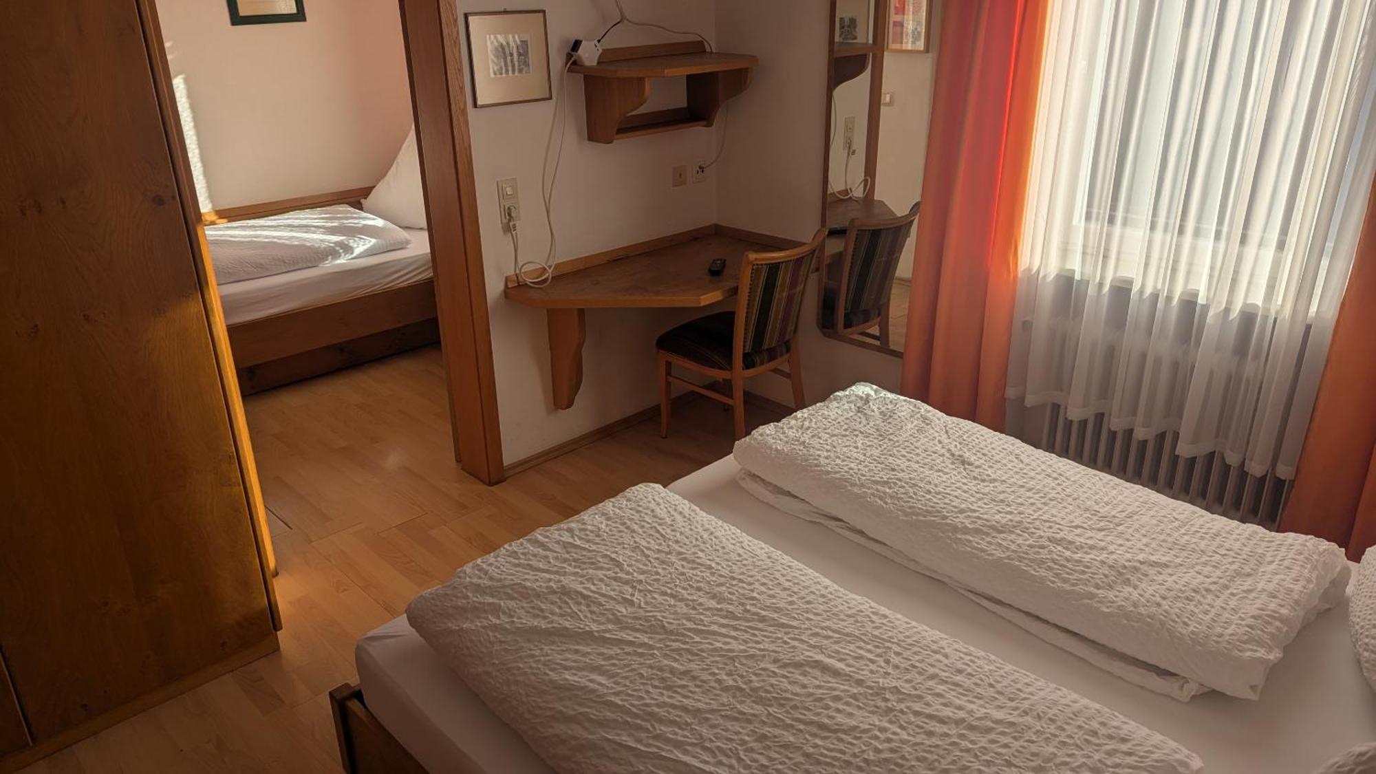 Gasthof Hotel Rose Obereisenheim Rum bild