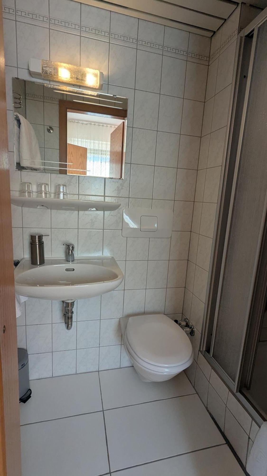 Gasthof Hotel Rose Obereisenheim Rum bild