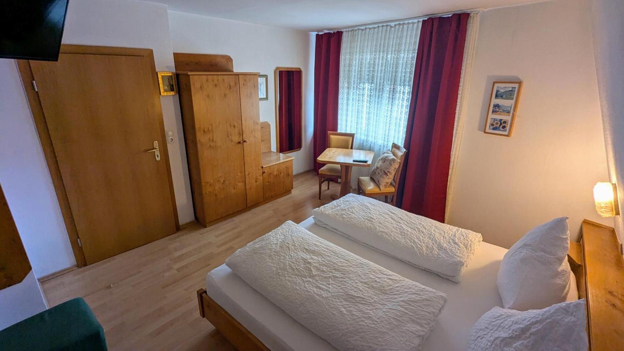 Gasthof Hotel Rose Obereisenheim Rum bild