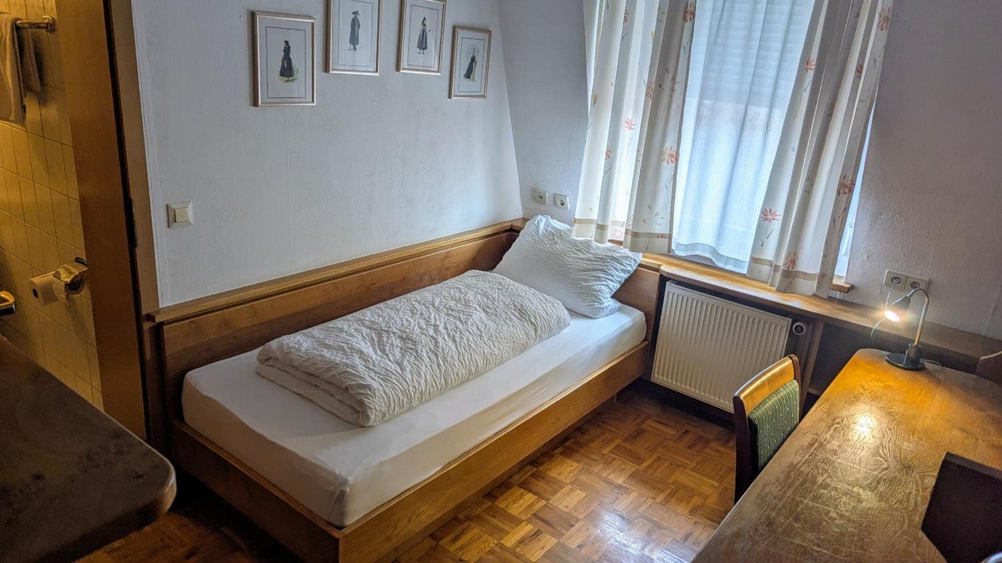 Gasthof Hotel Rose Obereisenheim Rum bild